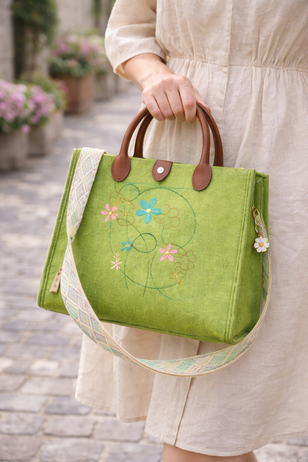 Filztasche mittel mit Stickerei